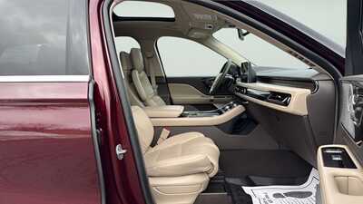 2021 Lincoln Aviator, $38190. Photo 11