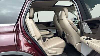 2021 Lincoln Aviator, $38190. Photo 12