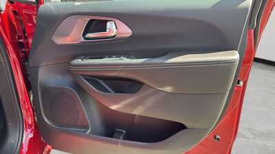 2026 Chrysler Pacifica, $45925. Photo 10