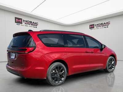 2026 Chrysler Pacifica, $45925. Photo 8