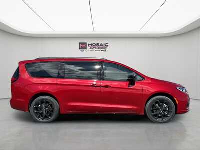 2026 Chrysler Pacifica, $45925. Photo 9