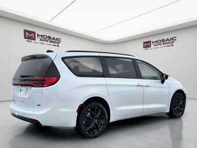 2026 Chrysler Pacifica, $45494. Photo 2