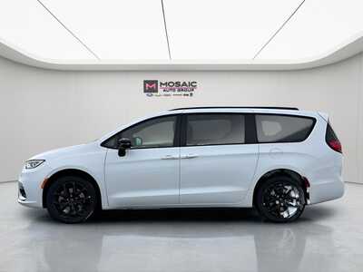 2026 Chrysler Pacifica, $45494. Photo 5