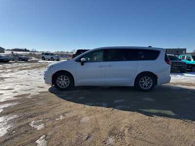 2023 Chrysler Pacifica, $23790. Photo 4