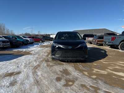 2024 Toyota Sienna, $38190. Photo 2