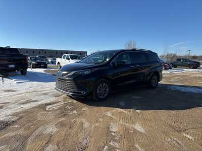 2024 Toyota Sienna, $38190. Photo 3