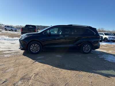 2024 Toyota Sienna, $38190. Photo 4
