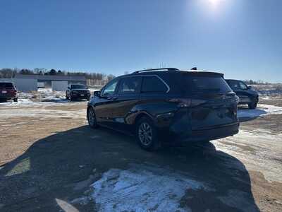 2024 Toyota Sienna, $38190. Photo 5