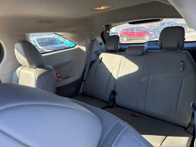 2024 Toyota Sienna, $38190. Photo 6