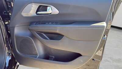 2026 Chrysler Pacifica, $46730. Photo 10