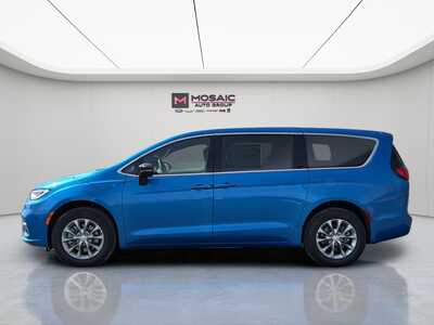 2026 Chrysler Pacifica, $44233. Photo 4