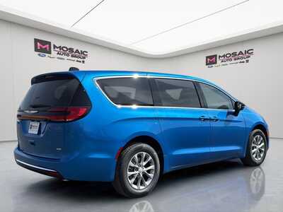 2026 Chrysler Pacifica, $44233. Photo 8