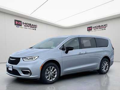 2026 Chrysler Pacifica, $43024. Photo 3