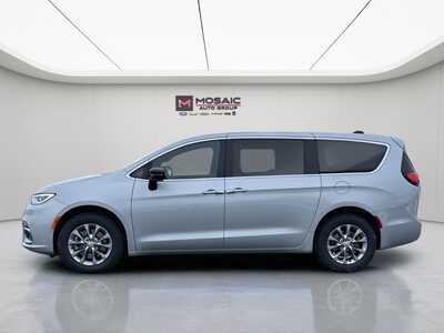 2026 Chrysler Pacifica, $43024. Photo 4