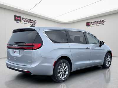2026 Chrysler Pacifica, $43024. Photo 8
