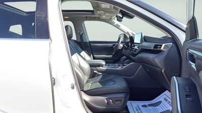 2022 Toyota Highlander, $41390. Photo 11