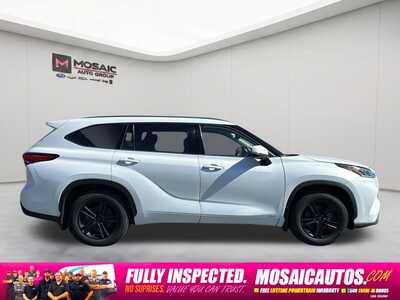 2022 Toyota Highlander, $41390. Photo 2