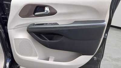 2021 Chrysler Voyager, $15280. Photo 10