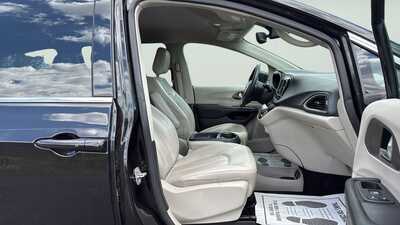 2021 Chrysler Voyager, $15280. Photo 11