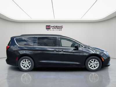 2021 Chrysler Voyager, $15280. Photo 2