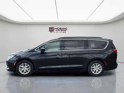 2021 Chrysler Voyager, $15280. Photo 6