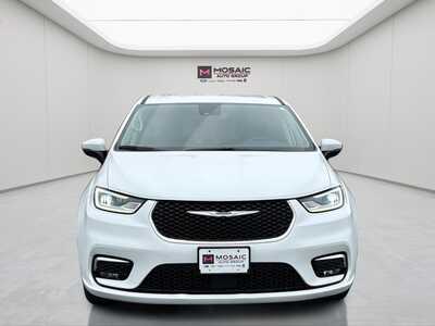 2023 Chrysler Pacifica, $23495. Photo 2