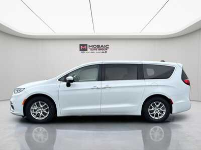 2023 Chrysler Pacifica, $23495. Photo 4