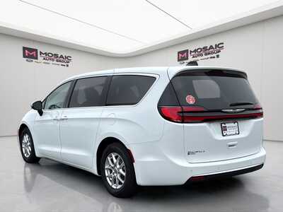 2023 Chrysler Pacifica, $23495. Photo 5