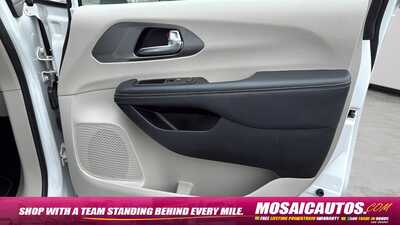 2023 Chrysler Pacifica, $22990. Photo 9