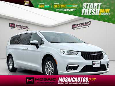 2023 Chrysler Pacifica, $23495. Photo 1