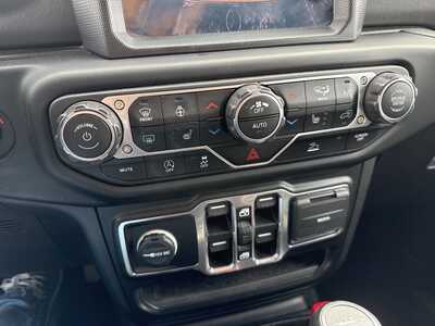 2021 Jeep Gladiator, $30380. Photo 9