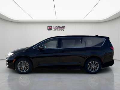 2026 Chrysler Pacifica, $40550. Photo 4