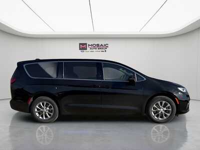 2026 Chrysler Pacifica, $40550. Photo 9