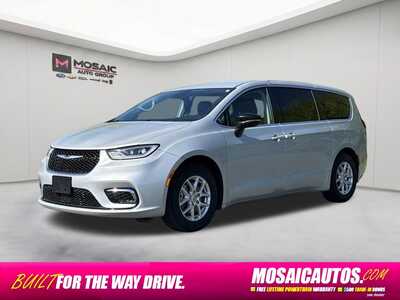 2024 Chrysler Pacifica, $25990. Photo 3