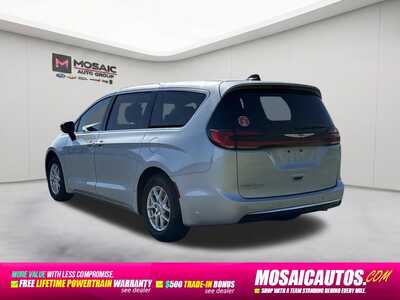2024 Chrysler Pacifica, $25990. Photo 5
