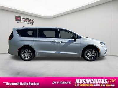 2024 Chrysler Pacifica, $25990. Photo 8
