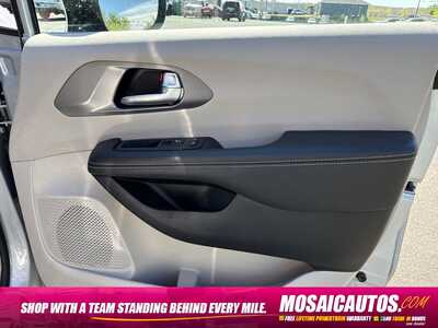 2024 Chrysler Pacifica, $25990. Photo 9