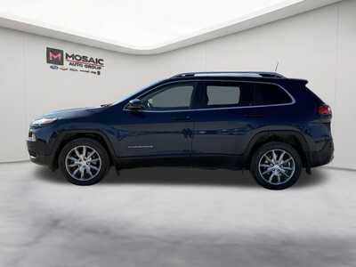 2018 Jeep Cherokee, $13130. Photo 5