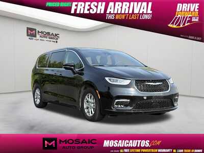 2025 Chrysler Pacifica, $29990. Photo 1