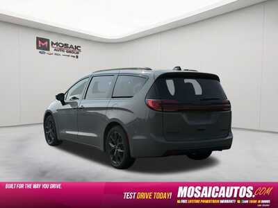 2025 Chrysler Pacifica, $34990. Photo 5