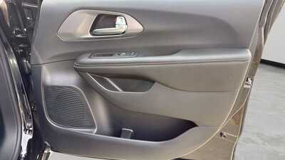 2026 Chrysler Pacifica, $37802. Photo 9