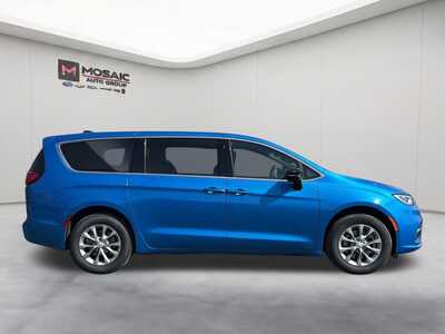 2026 Chrysler Pacifica, $38233. Photo 8
