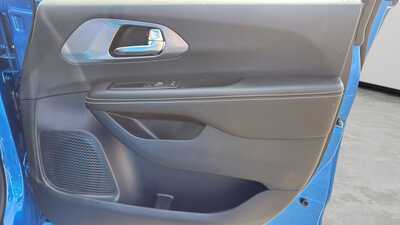 2026 Chrysler Pacifica, $38233. Photo 9