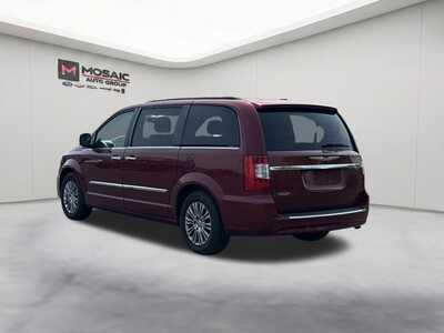 2013 Chrysler Town & Country, $7130. Photo 7