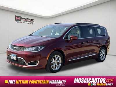 2017 Chrysler Pacifica, $12990. Photo 3