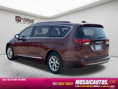 2017 Chrysler Pacifica, $12990. Photo 5