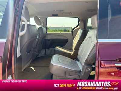 2017 Chrysler Pacifica, $12990. Photo 7