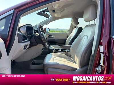 2017 Chrysler Pacifica, $12990. Photo 8