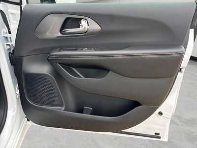 2026 Chrysler Pacifica, $38541. Photo 10