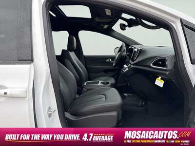 2026 Chrysler Pacifica, $38541. Photo 12